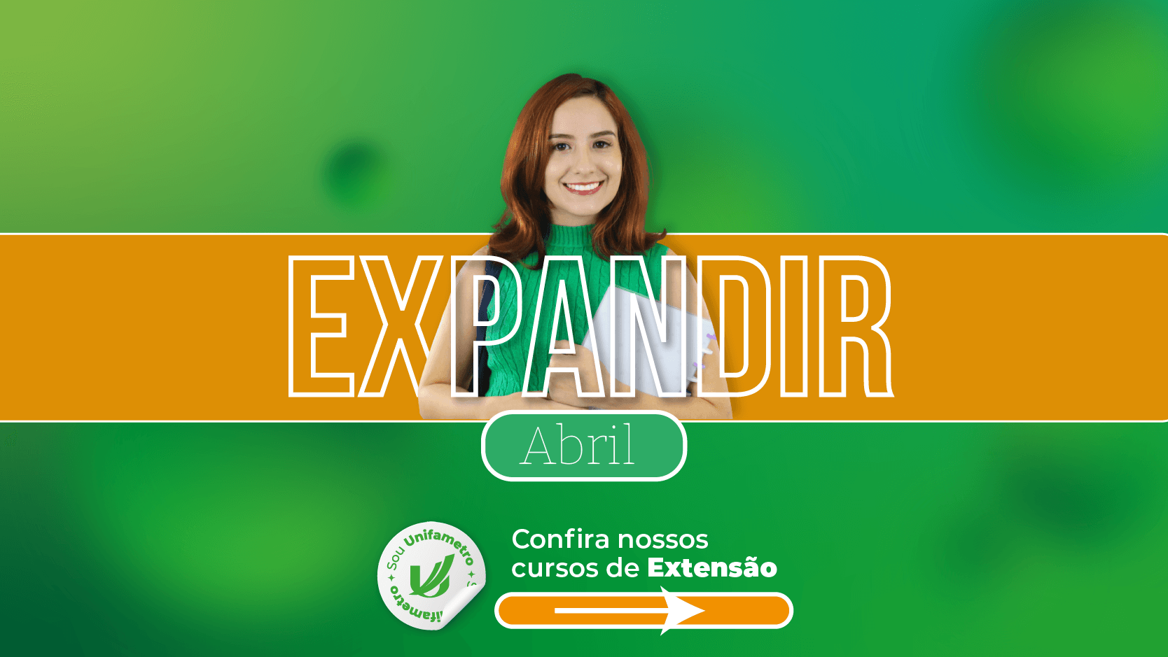 Fundo verde, faixa laranja a frente, e a foto de uma mulher com os braços cruzados. Texto: Expandir. Abril. Confira nossos cursos de extensão.