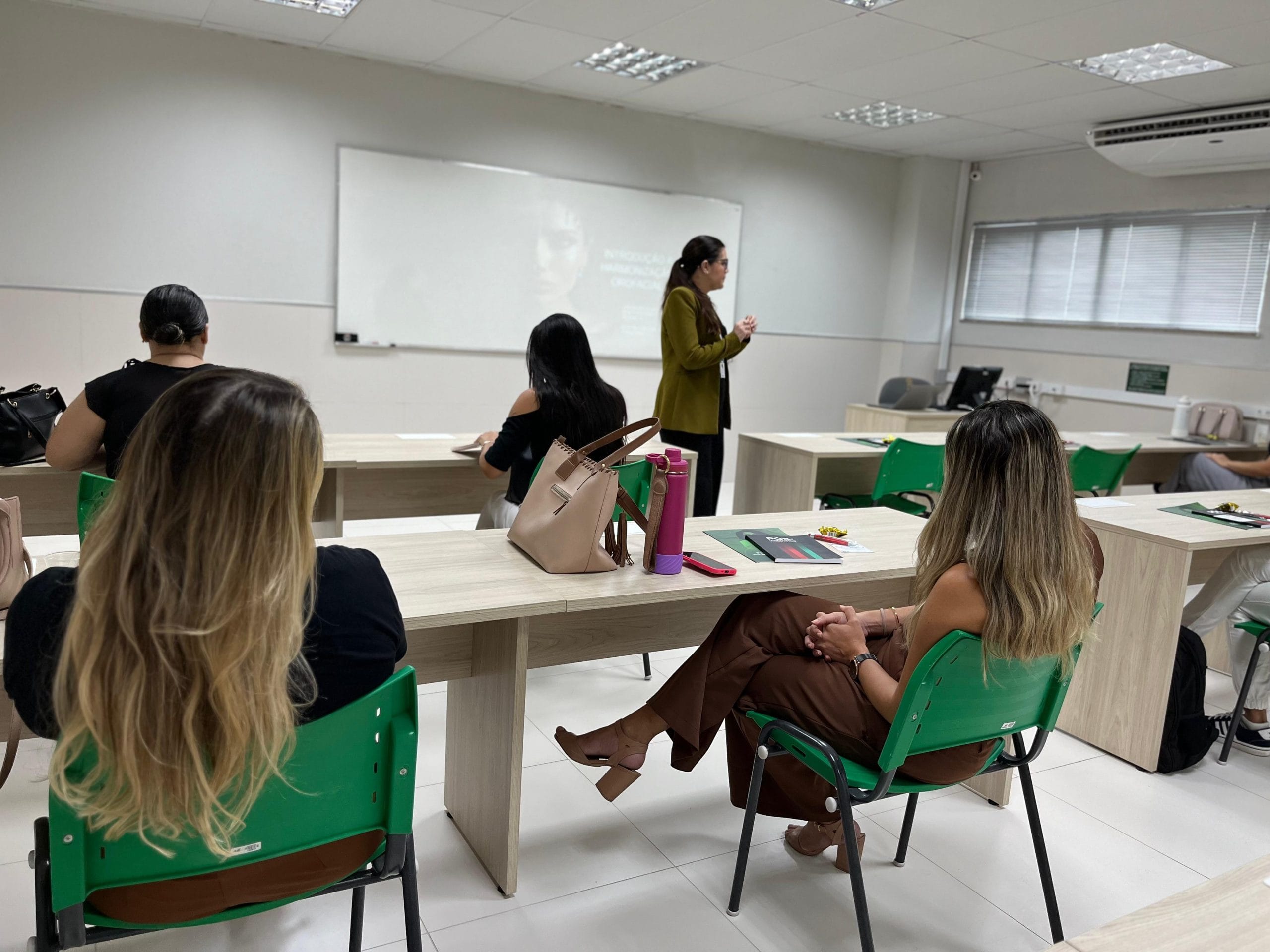 Sala de aula com os alunos e professora do Alunos e alunos do Curso de Aperfeiçoamento em Harmonização Orofacial